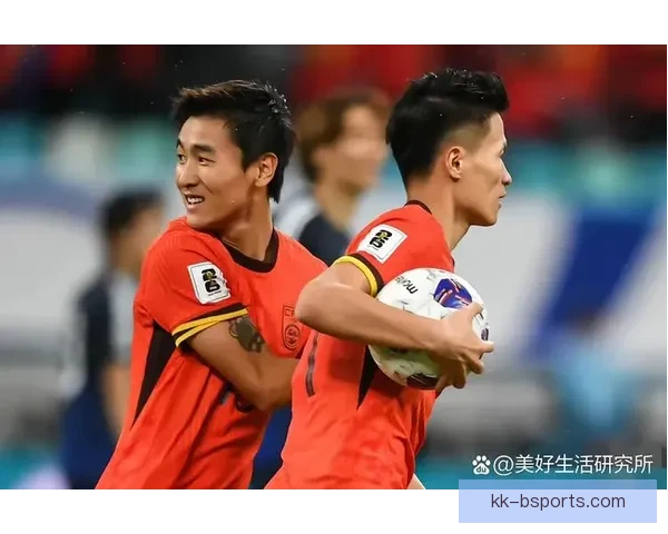 日本队在世预赛中以2比0战胜沙特，成功迈向晋级之路